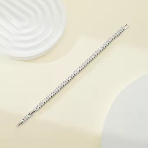 Bracelet tennis en diamant de bonne qualité pour femmes, accessoire de joaillerie fine pour mariages, anniversaires, fêtes, disponible à la vente - Product Image 3