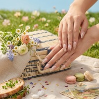 Acrylique Amande Ongles Nacré Nude Rose Poétique Féminin Fleurs dans le Silence Finger Design