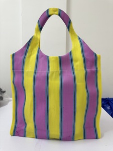 Bolso Tote Mediano de Moda con Rayas de Nailon Reciclado Ellora, Reutilizable, Ecológico, Ligero, para Uso Diario, Tipo Bandolera - Product Image 4
