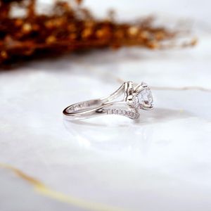 Anillo de compromiso y boda de moissanita de 3 quilates con engaste de garra, tres piedras, diseño único en espiral, estilo RITZIN RIH3206, blanco - Product Image 4