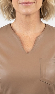 Camiseta de cuero para mujer al por mayor, manga corta, cuello redondo, top de moda de cuero PU, ropa formal de calle, camiseta de diseño personalizado - Product Image 4