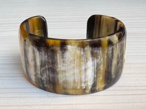 Brazalete de Cuerno de Búfalo Grabado a Rayas y Pulido, Hecho a Mano por Artesanos, Ecológico, Color Personalizado, para Mujer - Product Image 2
