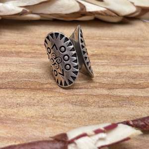 Bague large géométrique tribale en laiton pour homme, finition argent oxydé, motif symbole gravé, vente en gros - Product Image 2