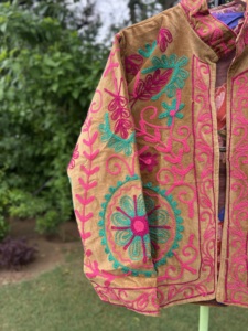 เสื้อแจ็คเก็ตผ้ากำมะหยี่ปักลายดอกไม้สุดหรู |   เสื้อผ้าแฟชั่นพรีเมียมสำหรับผู้หญิง ดีไซน์เนอร์ ผลิตด้วยมือ ระบายอากาศได้ดี - Product Image 2