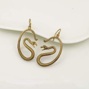 Pendientes Colgantes de Serpiente de Latón Chapado en Oro Antiguo, Joyería Vintage con Forma de Animal, Pieza de Moda Unisex de Tendencia - Product Image 4