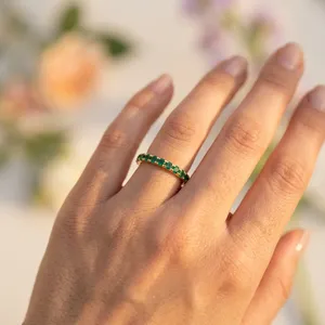 Bague demi-éternité minimaliste en or jaune massif 14 carats sertie d'émeraudes vertes cultivées en laboratoire pour femmes et enfants - Fiançailles - Product Image 2