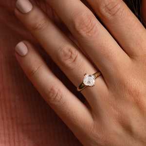 Bague de fiançailles en diamant de laboratoire taille Asscher 1,5 carat, sertie à griffes, certifiée IGI - Product Image 2