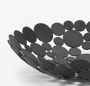 Bol décoratif minimaliste en métal, fait main, poli, design cercles noirs, pour la maison, la cuisine, le comptoir. - Product Image 2