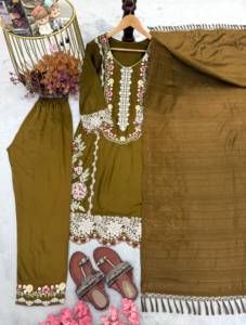 Ensemble de kurta pakistanais de créateur en faux georgette lourd avec broderie et travail de sequins, salwar kameez - Product Image 6