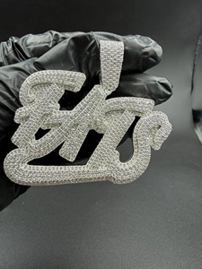 จี้ห้อยคอแบบสั่งทำพิเศษ สไตล์กราฟฟิตี ฮิปฮอป ประดับเพชรโมอิสซาไนต์ VVS ทรงเหลี่ยมเจียระไน ตัวอักษรแบบตัดวิบวับ  วัสดุเงินแท้ S925 - Product Image 5