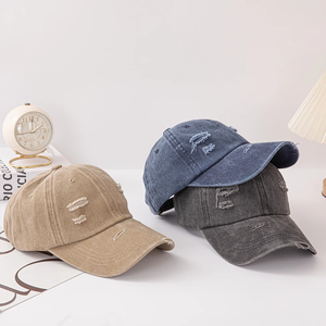 หมวกเบสบอลแบบมีรู ดีไซน์ทันสมัยสไตล์เรโทร พร้อมดีเทลขาดแบบเท่ๆ เหมาะสำหรับใส่ลำลอง สตรีทแวร์ - Product Image 1