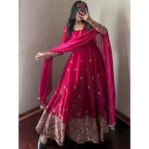 Ensemble robe en soie Fandy avec broderie de sequins, pantalon intérieur en micro-coton confortable et dupatta – Vêtements indiens élégants pour femme - Product Image 1