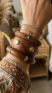 กำไลข้อมือไม้ทำมือสุดหรู ทนทาน แกะสลักด้วยมือจากไม้ธรรมชาติ ประดับด้วยชิปทองเหลือง เหมาะสำหรับสวมใส่ทุกวัน - งานฝีมืออุตตาร์ - Product Image 6