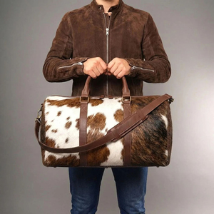 Bolsa de Viaje de Cuero Vacuno con Cierre de Cremallera con Patrón Marrón y Blanco, Estilo Weekender, Diseño Duradero - Product Image 4