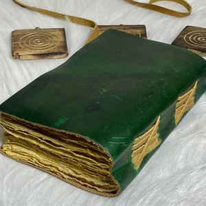 Carnet en cuir vert Arbre de Vie fait main, Grimoire vintage avec fermeture à sangle, Édition Nouvel An Rajasthan, Papier à bords festonnés 7x5 pouces - Product Image 5