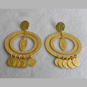 Boucles d'oreilles créoles en laiton avec pierres, finition dorée mate, style meenakari, pour filles et femmes, idéales pour les occasions spéciales. - Product Image 3
