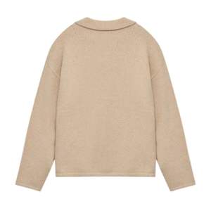 Polo à manches longues en tricot bouclé Stone, doux et confortable, idéal pour un usage décontracté et une coupe confortable - Product Image 2