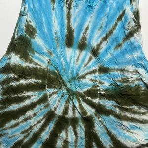 Hermosa Blusa Túnica Boho sin Mangas para Mujer, Color Verde Oliva y Azul Claro, con Estampado Tie-Dye y Cuello Redondo |   Vestido Casual Holgado con Corte Evase para Verano - Product Image 4