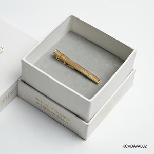 Un elegante clip para corbata chapado en oro de 18 quilates para hombre con piedras preciosas de ágata amarilla Fengshui (KCVDAVA002) de la colección Tinh Vu. - Product Image 4