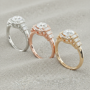 แหวนหมั้นเพชรทรงบาแกตต์ประดับด้วยเพชรแบบเฮโล ชุบทองคำสีกุหลาบ ตัวเรือนทองคำแบบหนามเตย สำหรับเพชรที่ได้รับการรับรอง - Product Image 5