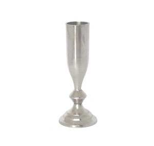 Vase contemporain en aluminium avec détails creux élégants pour des arrangements floraux décoratifs - Product Image 3