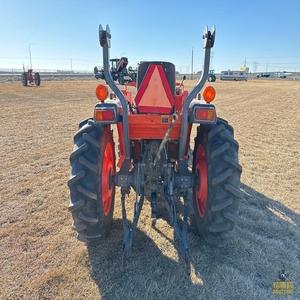 Tractor agrícola confiable que ofrece una gran capacidad de elevación, excelente eficiencia de combustible y una experiencia de conducción cómoda. - Product Image 4