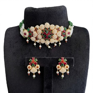 Parure de bijoux indiens faits à la main en laiton rose et vert, avec perles plaquées or et strass, motif floral, pour femme, idéale pour les fêtes - Product Image 1