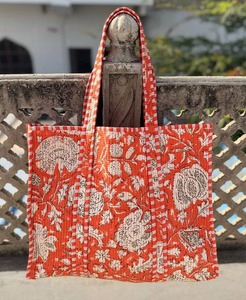 Sac à bandoulière matelassé en coton imprimé de luxe pour femmes, avec texture douce et élégante sangle à chaîne - Product Image 4