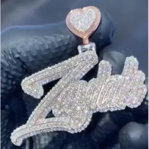 จี้ตัวอักษรเงินแท้ 925 ประดับมอสซาไนต์แบบกำหนดเอง พร้อมห่วงรูปหัวใจ ประดับเพชร VVS สไตล์ฮิปฮอป ของขวัญวันเกิดสุดเพอร์เฟกต์สำหรับผู้หญิง - Product Image 1