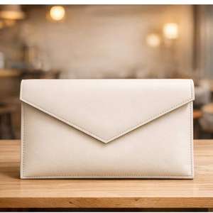 Esta es una bolsa de poliéster ligera en un vibrante color verde menta, ideal para uso diario o como bolsa de compras. - Product Image 4