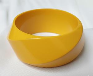 Bracelet jonc irrégulier tendance en résine de bonne qualité, bijoux pour femme - Product Image 1