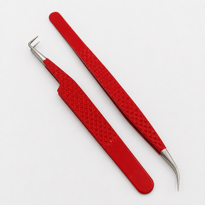 Pince à épiler premium en acier inoxydable rouge courbé, pointes inclinées, écologique, durable, design moderne, ergonomique, texture diamantée - Product Image 3