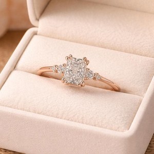 Bague de fiançailles en gros avec diamants de laboratoire taille radiant sertis sur les côtés, en or massif 10K 14K 18K, à cinq pierres - Product Image 1