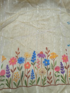 Tissu en soie imprimé numérique de qualité supérieure pour des saris élégants de créateurs, des lehengas ethniques traditionnels, des kurtis modernes, 65 gsm - Product Image 3