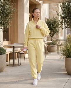 Ensemble de survêtement léger en coton jaune citron pour femme, coupe régulière, décontracté, pour l'été, avec poches latérales et col demi-zip - Product Image 1