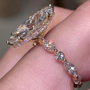 Bague de fiançailles en moissanite taille marquise 4 carats avec pierres latérales taille marquise et rondes, en or massif 14K, avec halo caché, style bulle marquise - Product Image 1