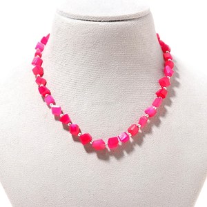 สร้อยคอประดับลูกปัดหินแคลเซโดนีสีชมพูสดแบบเจียระไน งานแฮนด์เมด เครื่องประดับอัญมณีแคลเซโดนี สร้อยคอหินประจำเดือนมิถุนายน ดีไซน์หรูหรา - Product Image 5