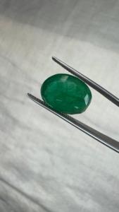 Émeraude naturelle zambienne de 4,23 carats, taille ovale, pierre précieuse non montée |   Pierre précieuse verte authentique pour la vente en gros et la personnalisation de bijoux fins - Product Image 3