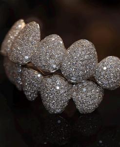 Oferta Especial: Grillz de Dientes con Diamantes, Acabado de Lujo y Alto Brillo para Fiestas y Eventos, Disponible a Precio de Exportación - Product Image 1