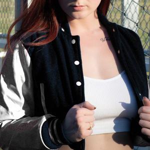 Chaqueta Corta Estilo Universitaria para Mujer, Chaqueta Bomber Negra y Blanca con Letras, Mangas de Cuero Sintético, Ropa Exterior Informal, Moda Femenina - Product Image 1