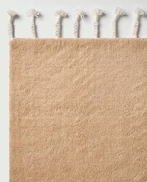Handgefertigter marokkanischer Wollteppich mit geflochtenen Quasten, weichem Plüsch, neutralem Beige, abstraktem, modernem, umweltfreundlichem, rutschfestem Niedrigflor-Design