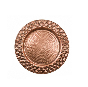 Assiette décorative en cuivre martelé, motif floral gravé au centre, bordure artisanale, style vintage, écologique, pour mariage, sous-plat en métal - Product Image 4