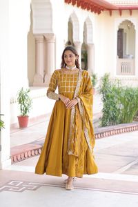 Robes Anarkali pour femmes, dernières tendances, en soie Vichitra NC, richement ornées de paillettes et de broderies Zari, pour mariage. - Product Image 3