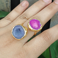 Bague ouverte ajustable en laiton plaqué or 18 carats avec double pierre de cristal naturel géode druzy rose et bleue, bijou statement pour femme