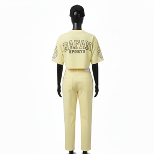 Conjunto de camiseta corta y pantalón de algodón de rizo de alta calidad para mujer, 230 GSM, transpirable, amarillo, con diseño de logotipo personalizado con pedrería. Conjuntos para mujer. - Product Image 2