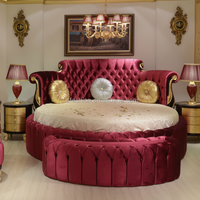 OE-FASHION Königliches Burgunderrotes Samt-Rundbett Antikes Schwarz-Gold Holzgeschnitztes Kreisbett mit Ottoman