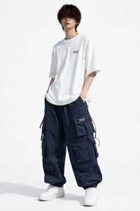Conjunto de Ropa Urbana de Verano para Hombre Oneten Apparel: Camiseta Blanca con Letras y Pantalones Cargo Azul Marino - Product Image 6
