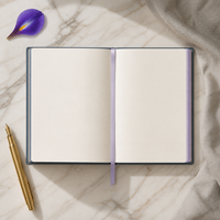 Journal personnalisé LABON Iris Hour, couverture rigide bleu ardoise, bordure dorée, illustration botanique d'iris, bords lavande, grille à points, ruban