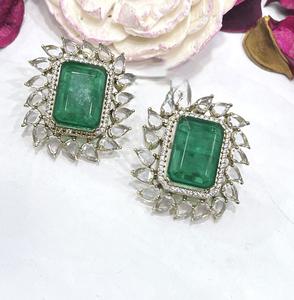 Impresionantes pendientes con acabado plateado y circonitas de la mejor calidad para mujeres y niñas, ideales para looks de noche y fiestas. - Product Image 4