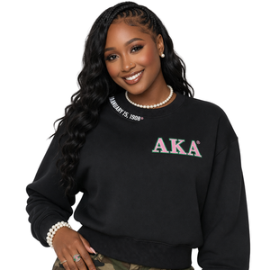 Sweat-shirt à col rond pour femme AKA Sorority Inc, design au dos en chenille noire, lettres grecques brodées, haut de gamme - Product Image 1